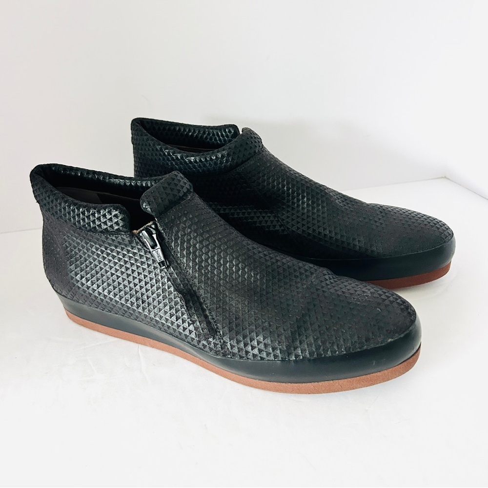 Shoe - Picture 3 of 10